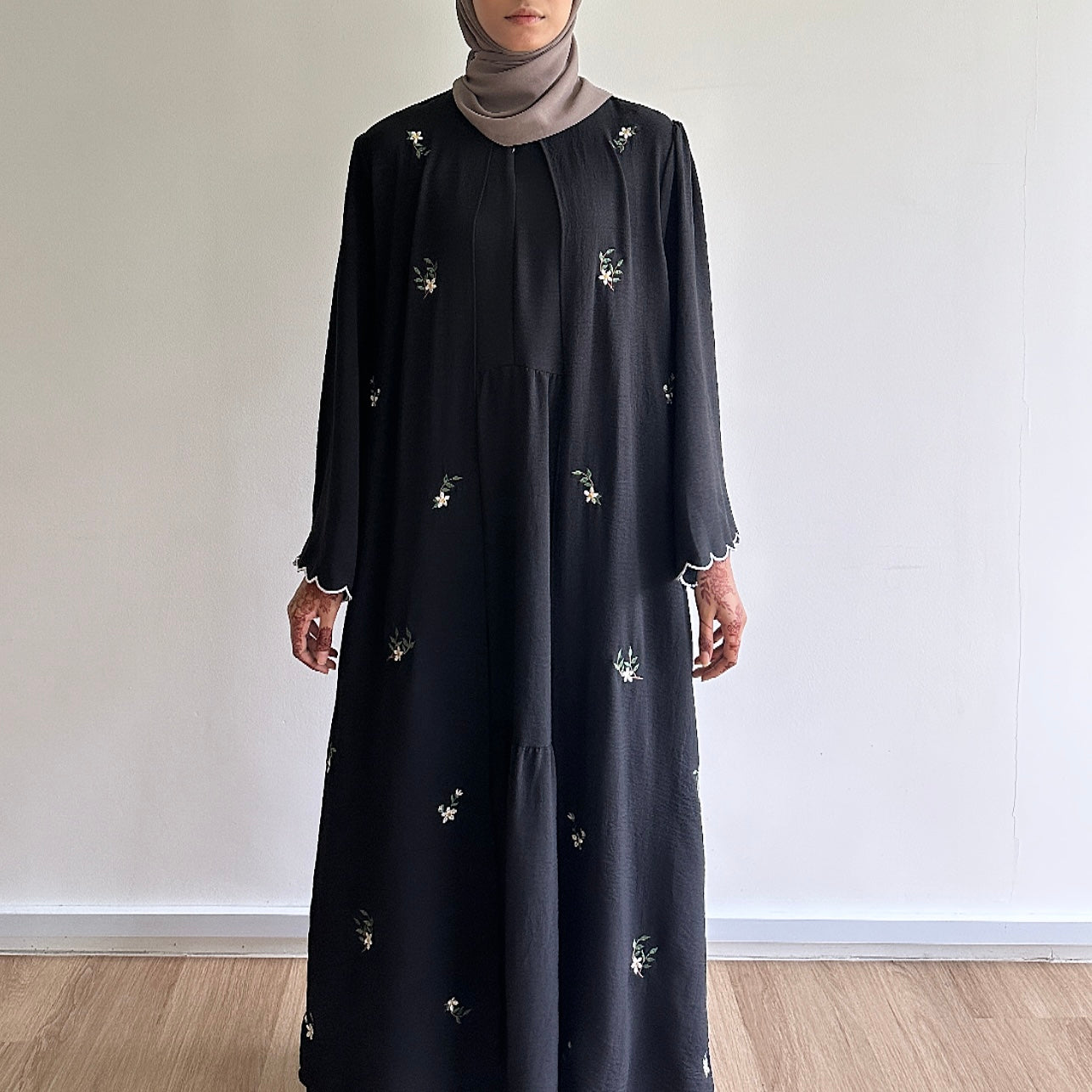 Luna sulam abaya
