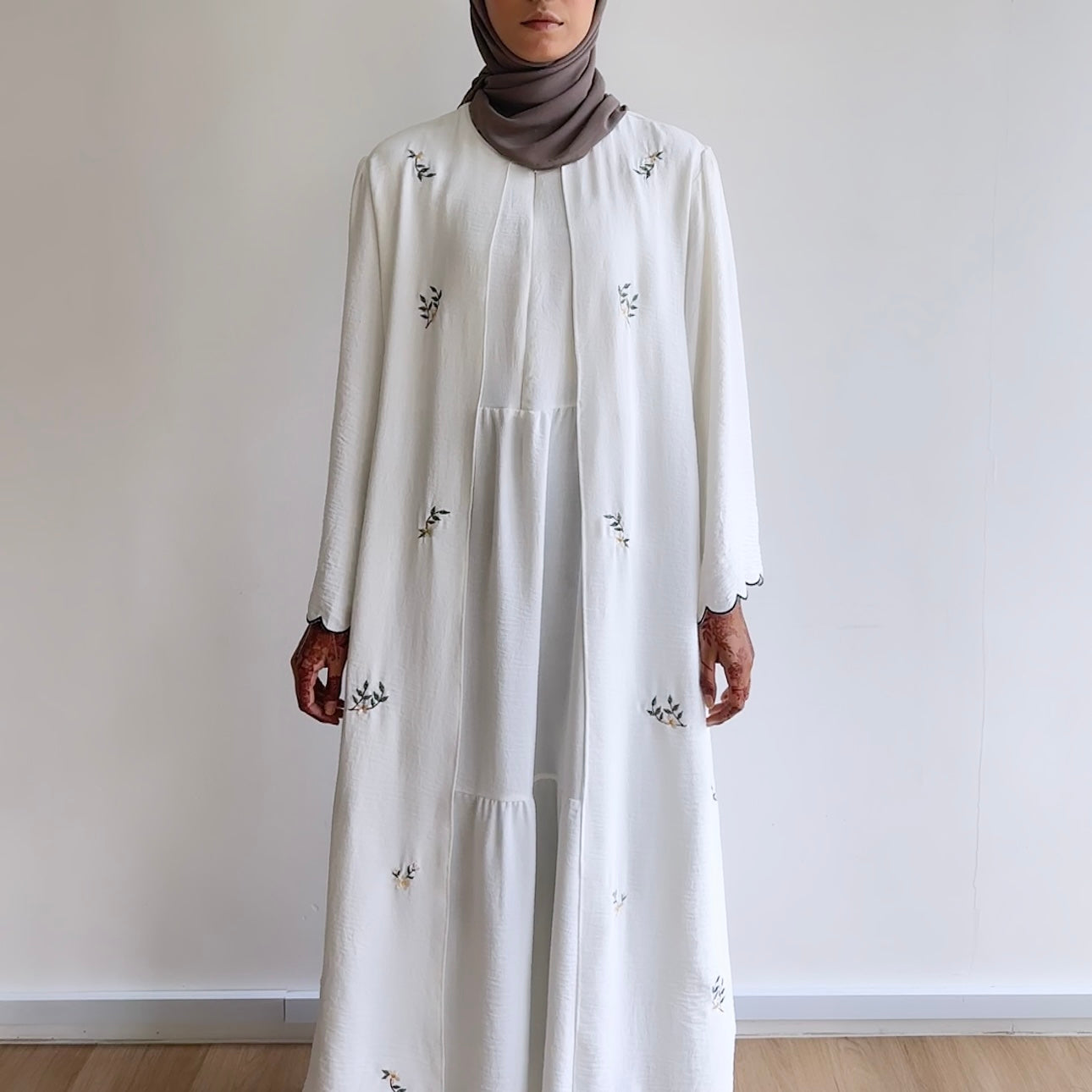 Luna sulam abaya
