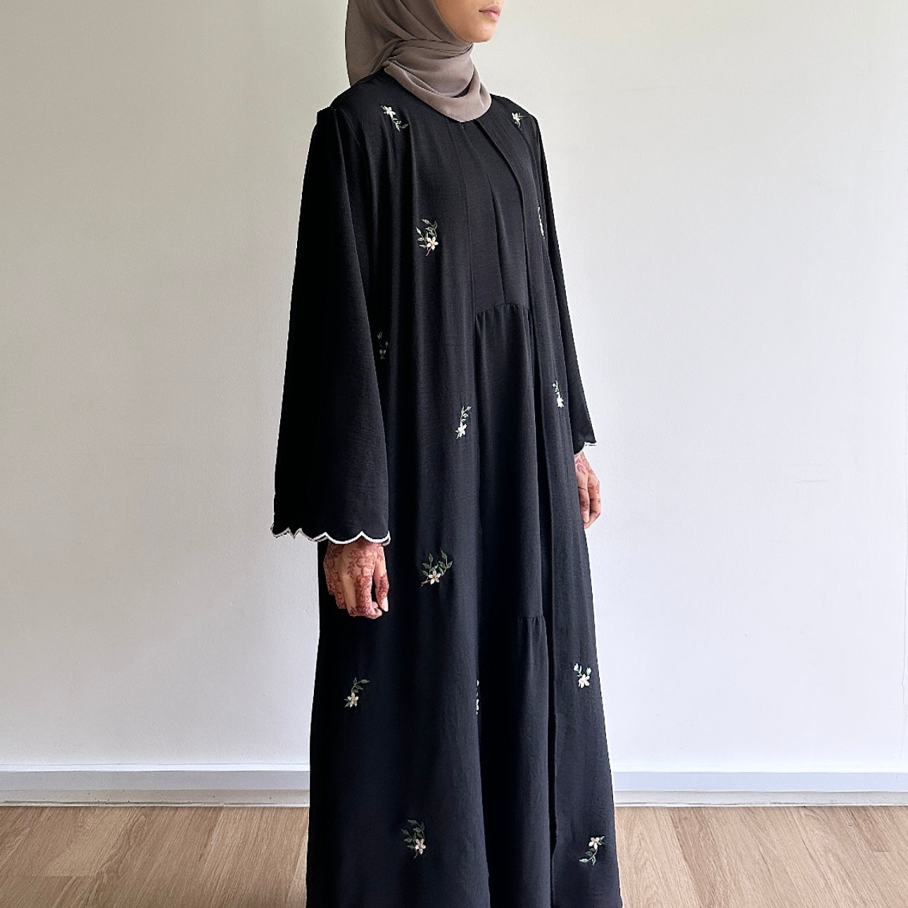 Luna sulam abaya