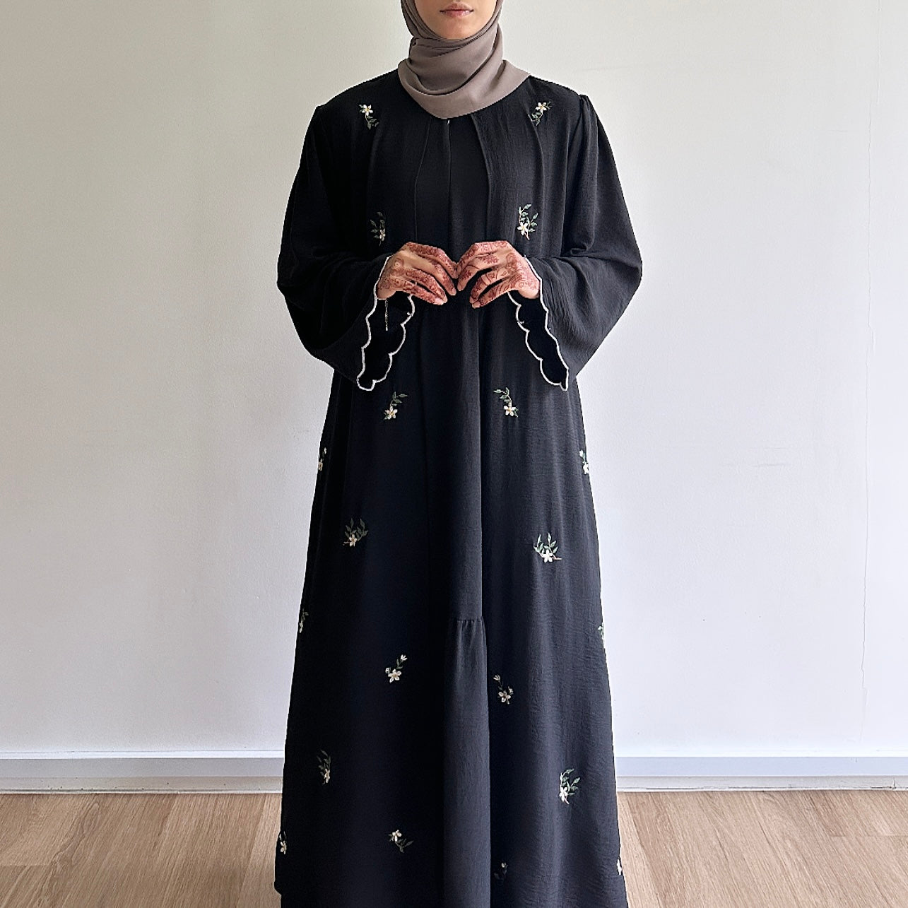 Luna sulam abaya