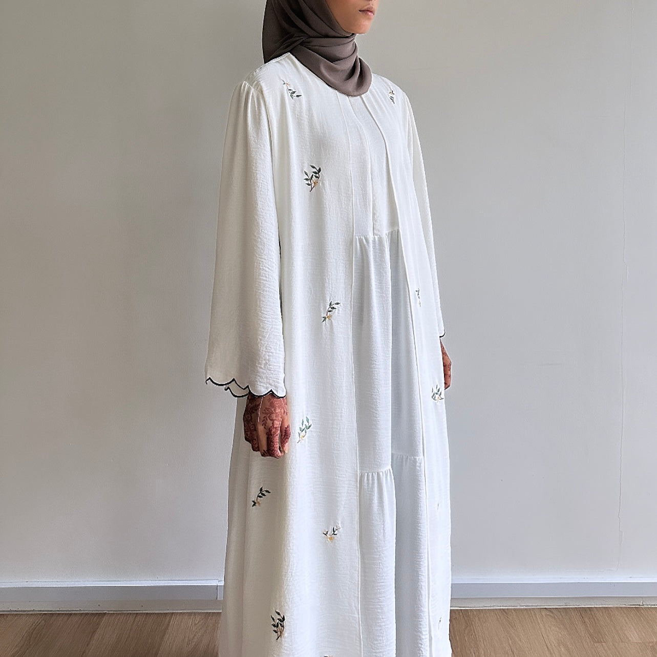 Luna sulam abaya