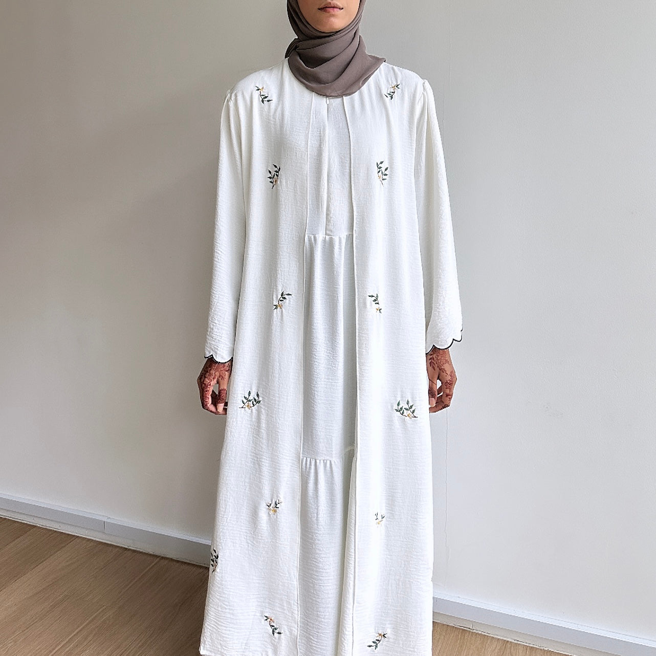 Luna sulam abaya