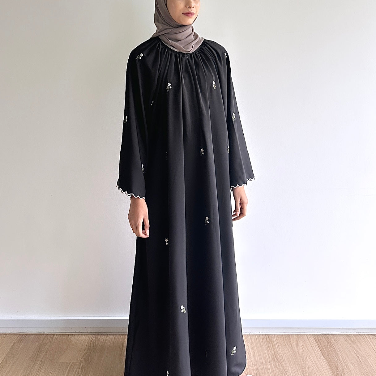 Aryana sulam abaya