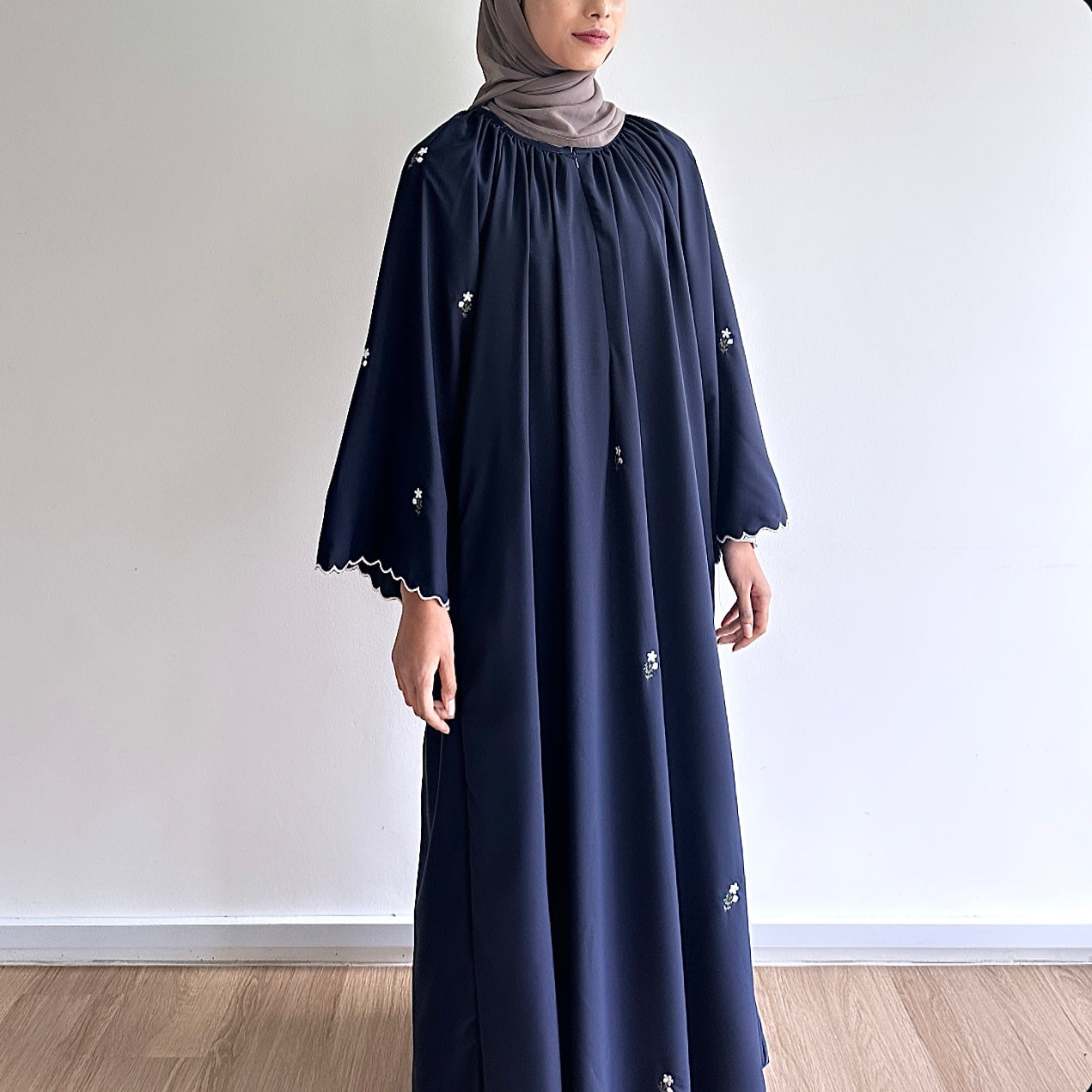 Aryana sulam abaya