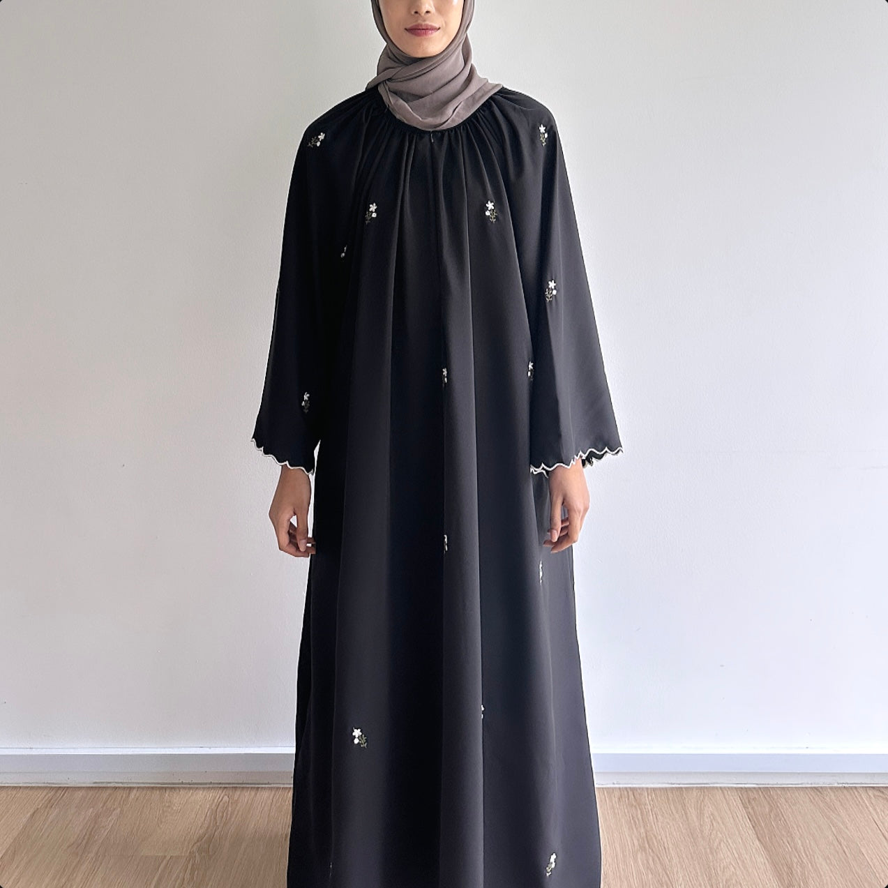 Aryana sulam abaya